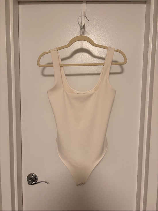 Good American Tops - Good American Cream Scoop Neck Bodysuit